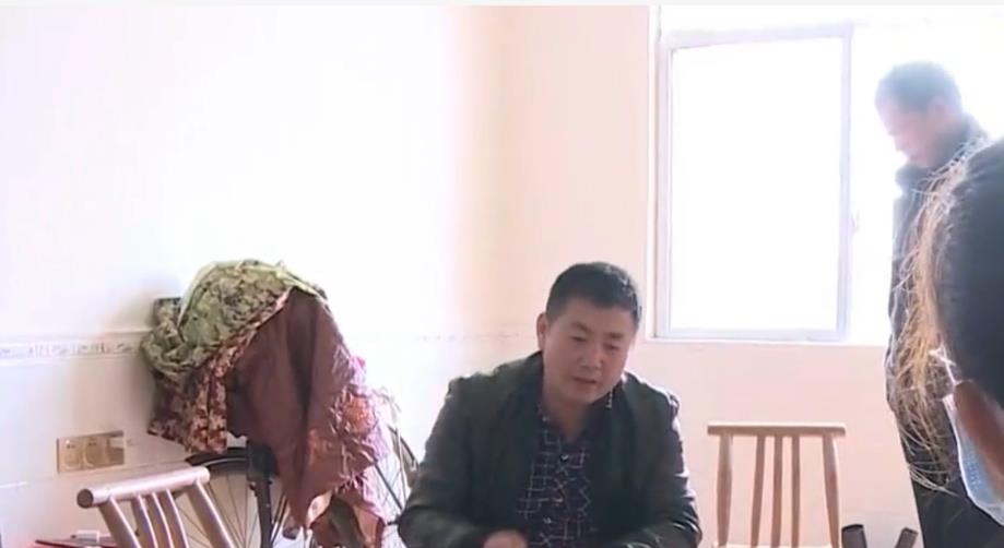 让儿子下跪磕头才给学费,又偷卖儿子婚房,老了却要儿子赡养