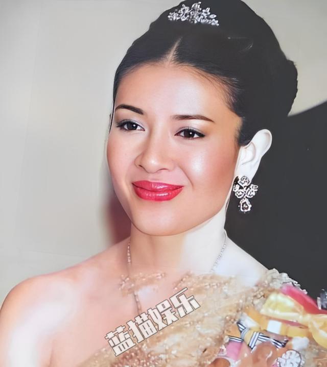 西拉米|西拉米素颜仍是颜值天花板，50岁再获泰王恩宠，派专人跪地服侍