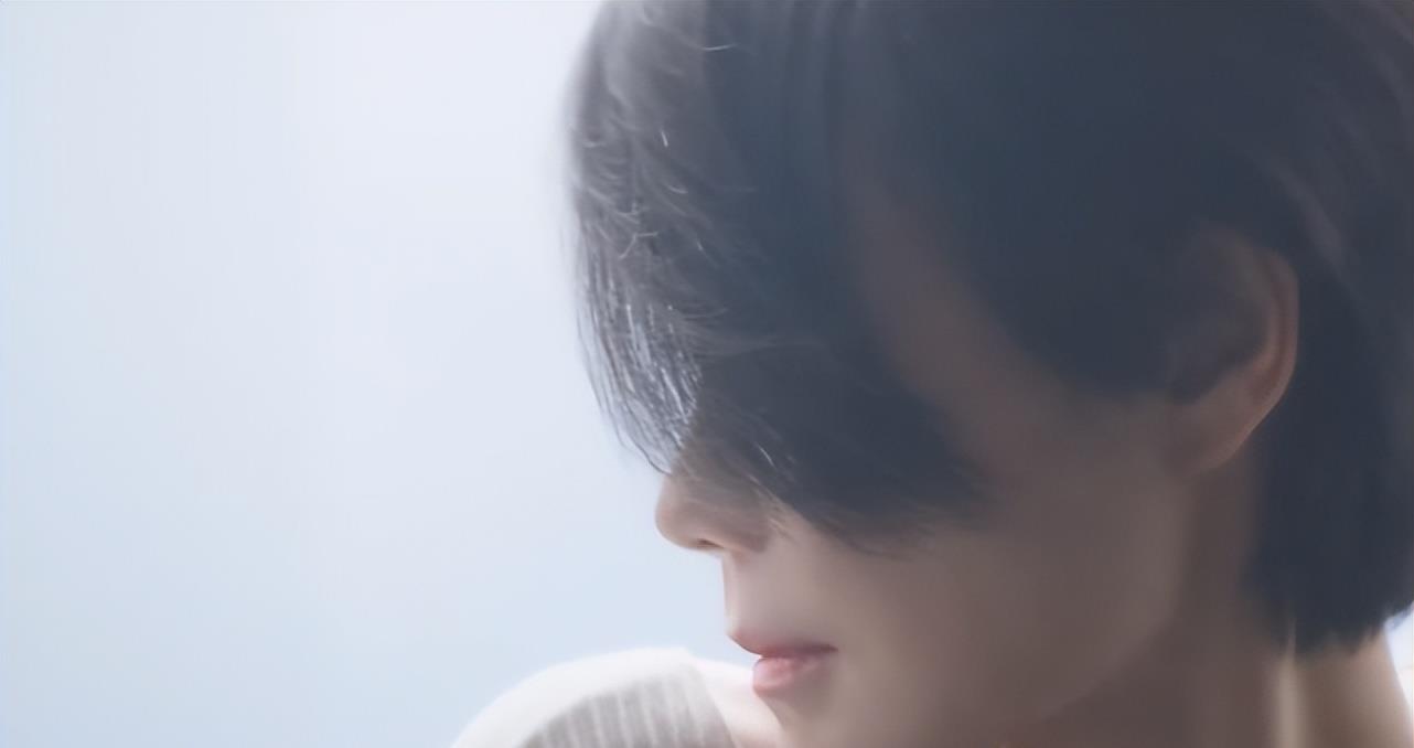 王菲|52岁王菲拍内衣广告突破尺度，光着脚平躺在沙发上，身材凹凸有致