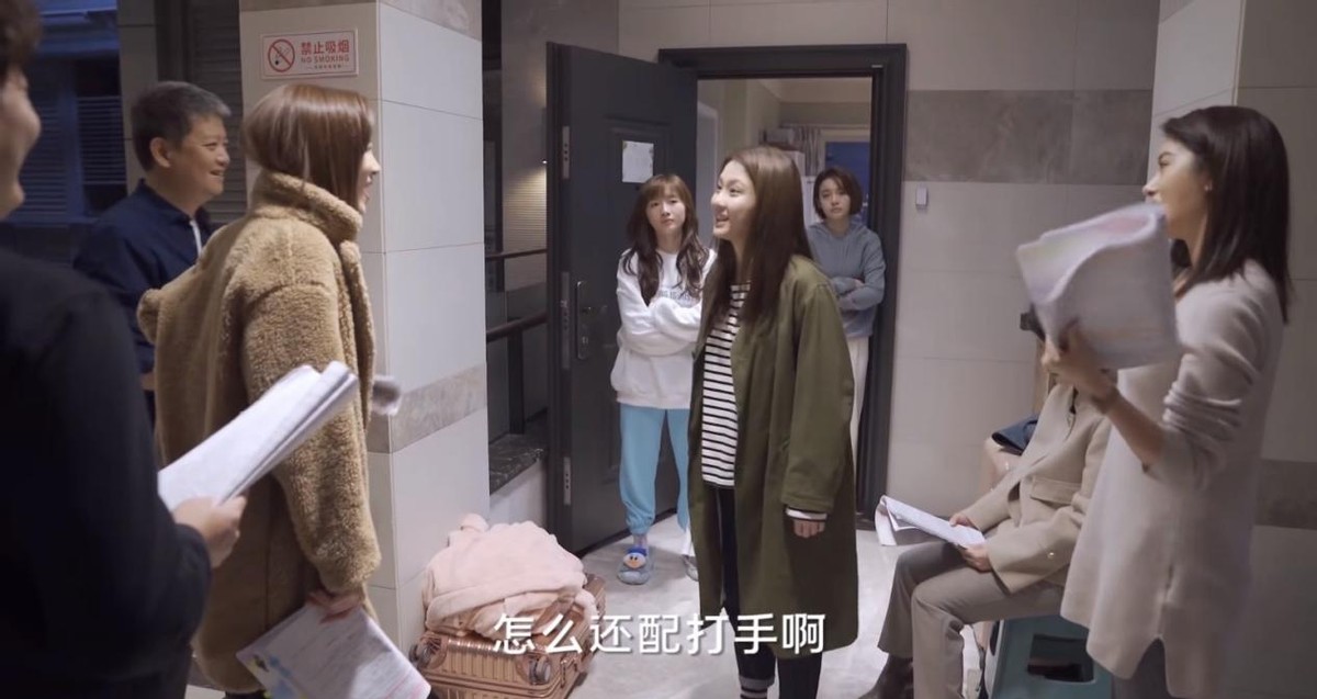 江疏影|《欢乐颂3》新海报磨皮引争议,五美像连连看,江疏影严重失真