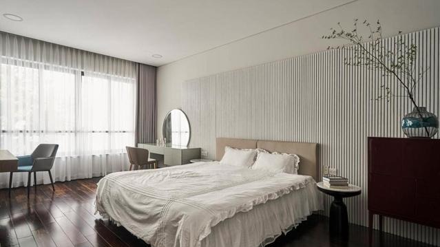 联排别墅翻新下，果然大变样！有院子有车库，家里旋转楼梯也不赖