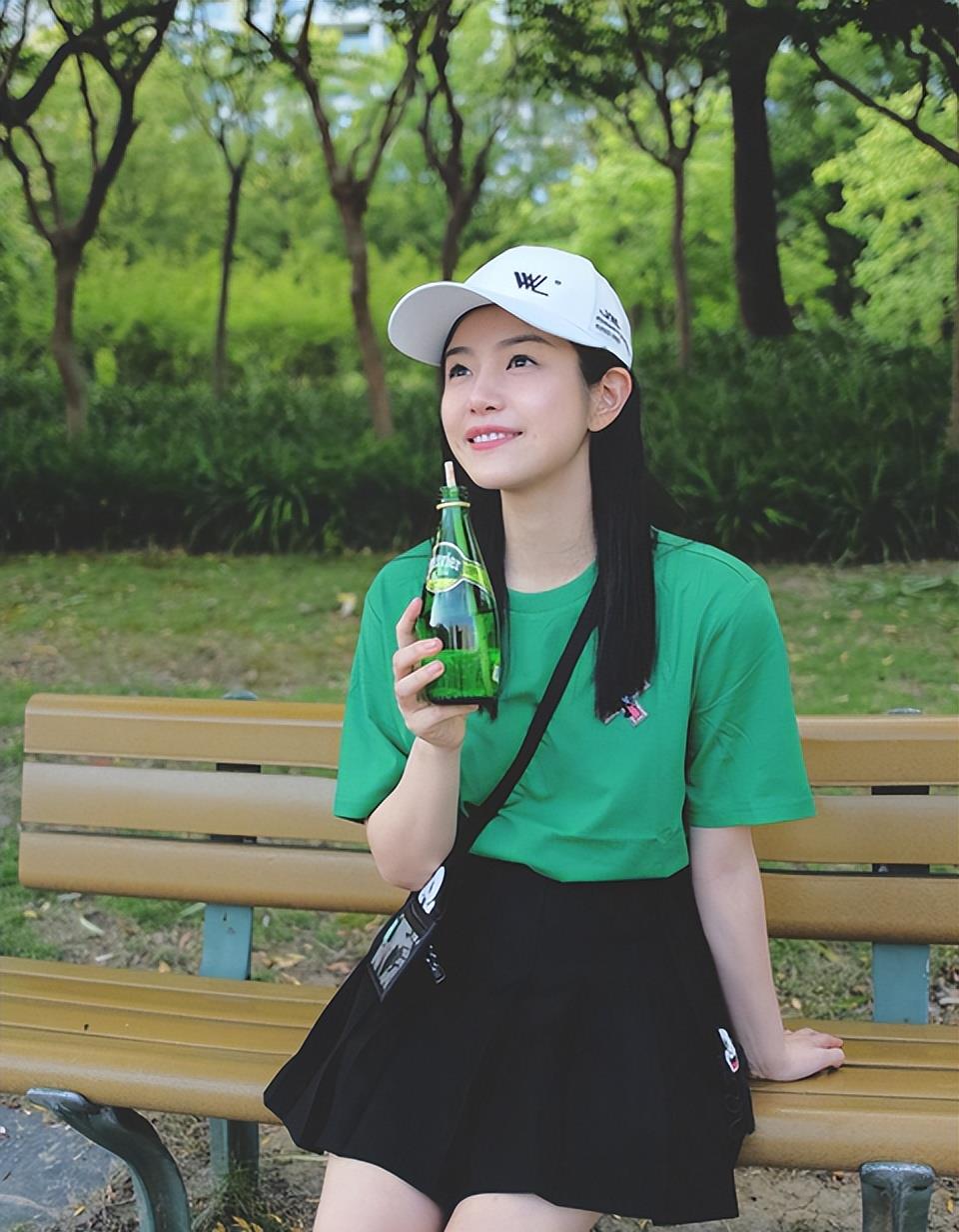 保湿 39岁陈妍希宣布复工晒照，穿短裙皮肤白皙状态佳，嘟嘴卖萌似少女