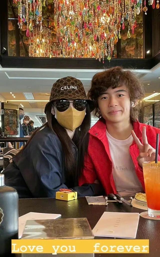 姜涛|黄奕9岁女儿近照曝光,容貌有变化,遗传爸爸塌鼻梁