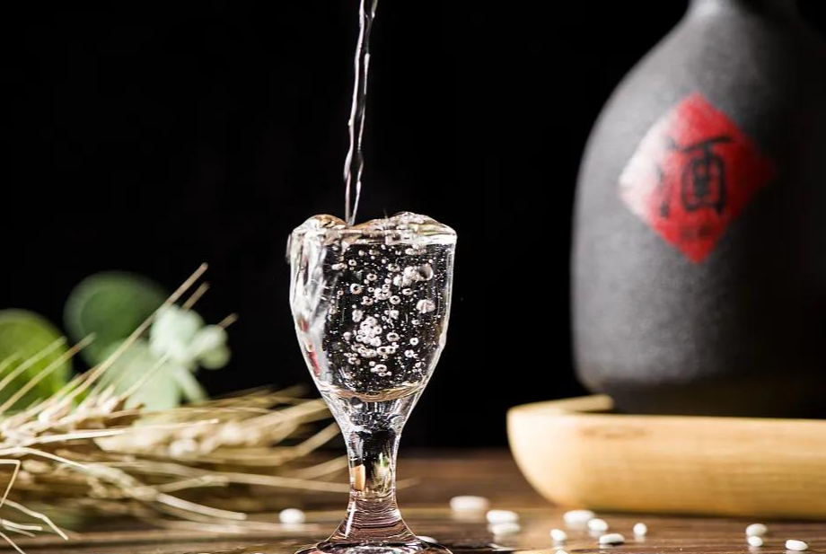 酱酒|年纪大了别乱喝酒,50岁后牢记“3喝3不喝”,早懂早受益