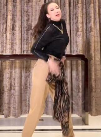 李玟|47岁李玟晒出近照，酒后热舞野性又霸气，脸色红润状态好