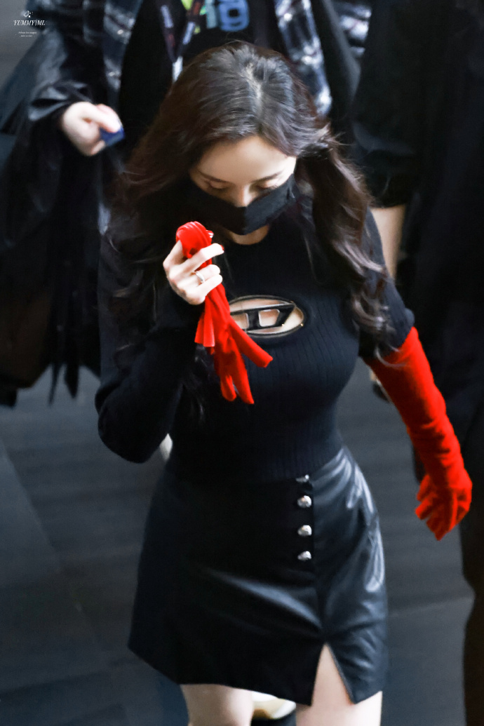 杨幂|杨幂私服绝了！胸前镂空展现性感，红手套简直是画龙点睛