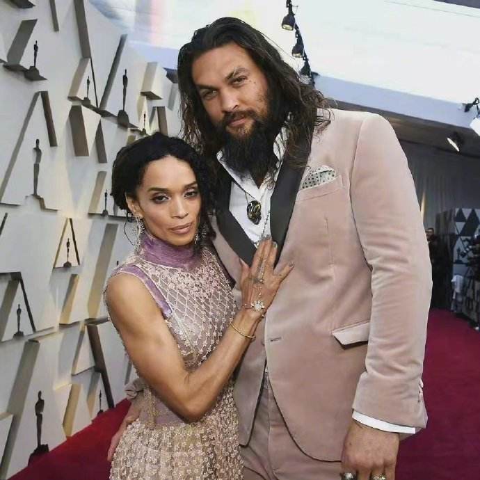 杰森·莫玛|“海王”杰森·莫玛离婚:杨过小龙女式爱情长跑17年,疑似某女星介入?