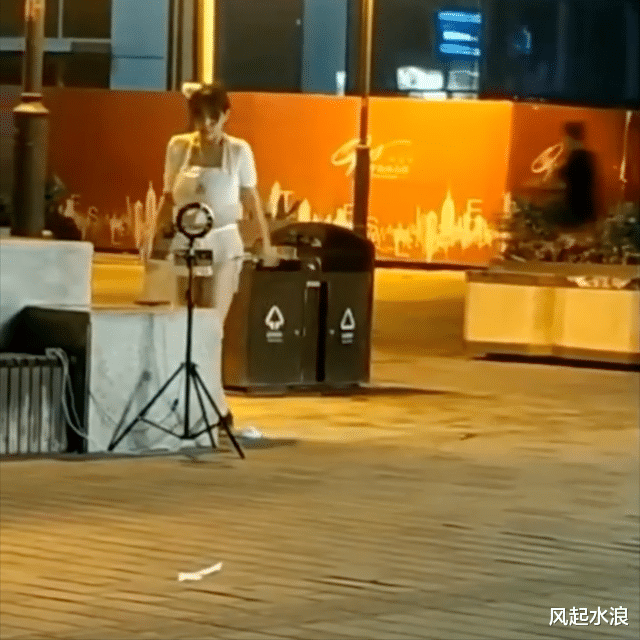 ?姑娘在路边直播跳舞，线上火爆线下无人问津，揭开直播行业遮羞布