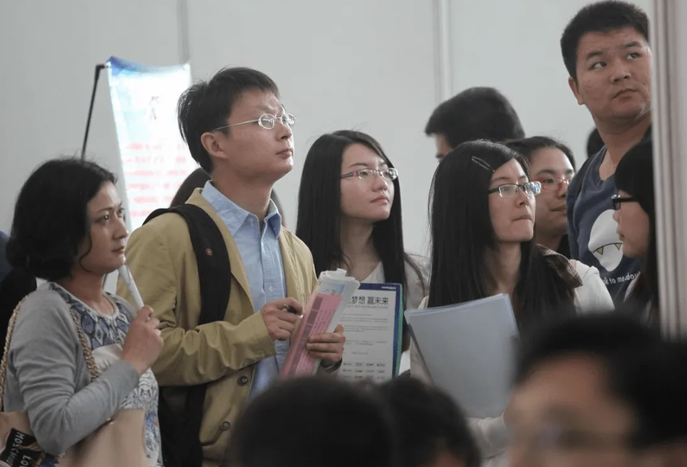 求职|“海外硕博”求职遇冷，技术过关却过不了学历关，网友: 西贝货？