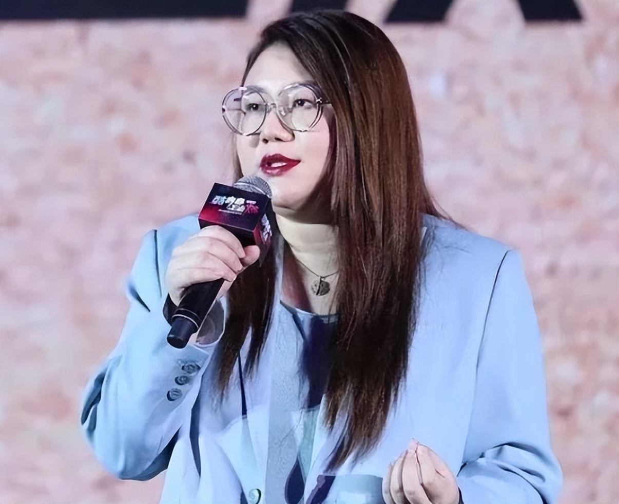 杨天真|“顶级富婆”杨天真：爱马仕包当垃圾随意踩，跨行直播一天赚700万