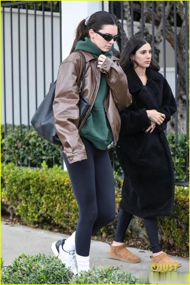 |肯德尔·詹纳在街上炫耀火辣的身材