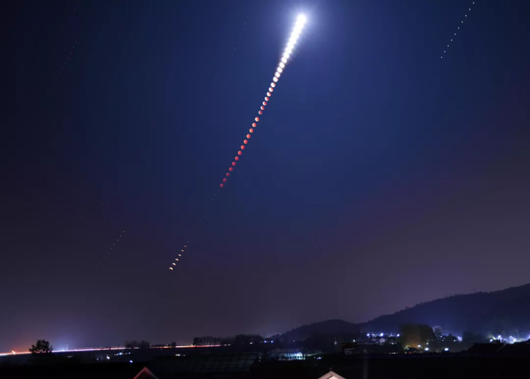 “千年”一遇的奇观,红月巧邂逅掩天王星
