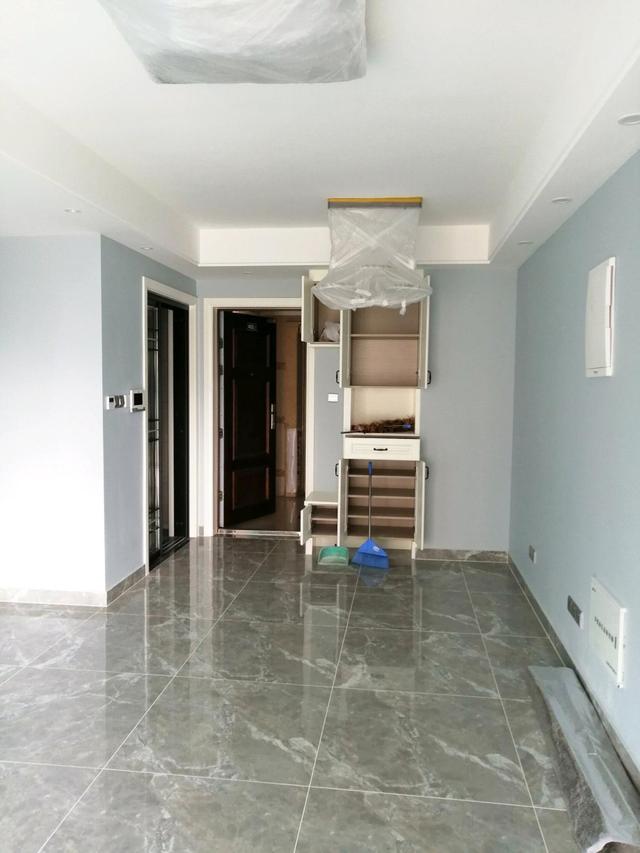 新房装修完工，全屋柜子定制内嵌入式，朋友看了都说实用超美观