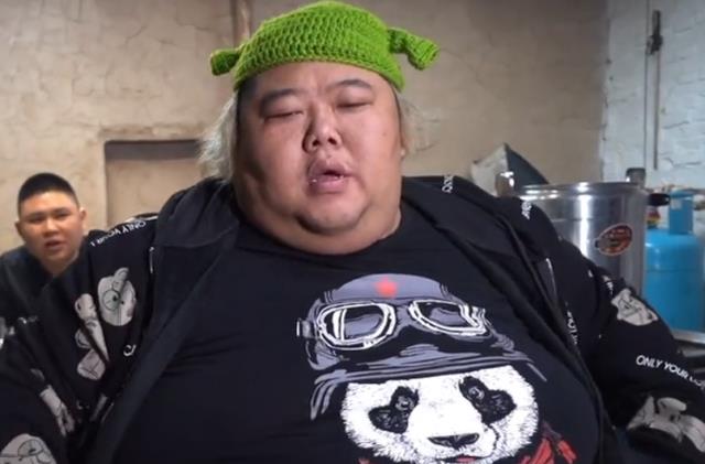 白娘子 网红胖猴仔扮白娘子，选个教练当“相公”，网友：这是条大蟒吧