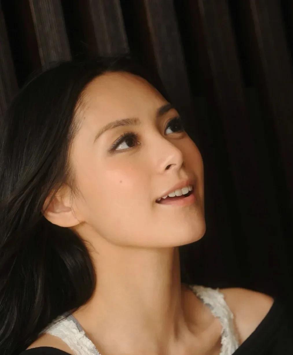 薇诺娜 阿娇的颜值永远那么美，她不化很浓的眼妆更好看