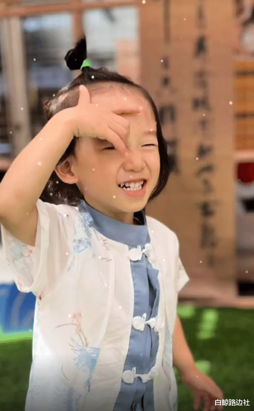 陈小春|应采儿晒2岁小儿子近照!Hoho扎辫子像女孩,五官和陈小春一模一样