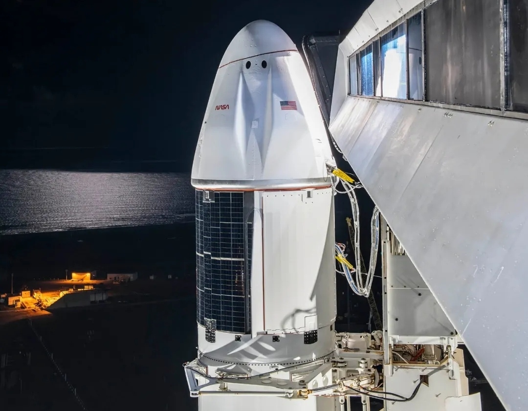 SpaceX公司CRS-24货运龙飞船与国际空间站分离