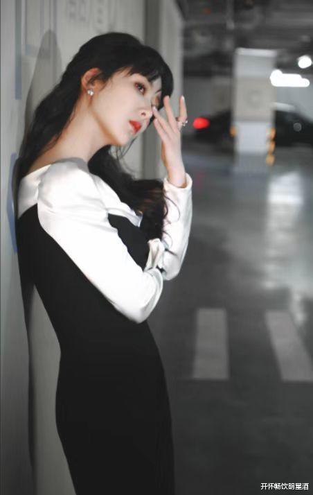 杨紫|白加黑礼服搭配蝴蝶结，杨紫大秀少妇风姿，网友：好迷人！