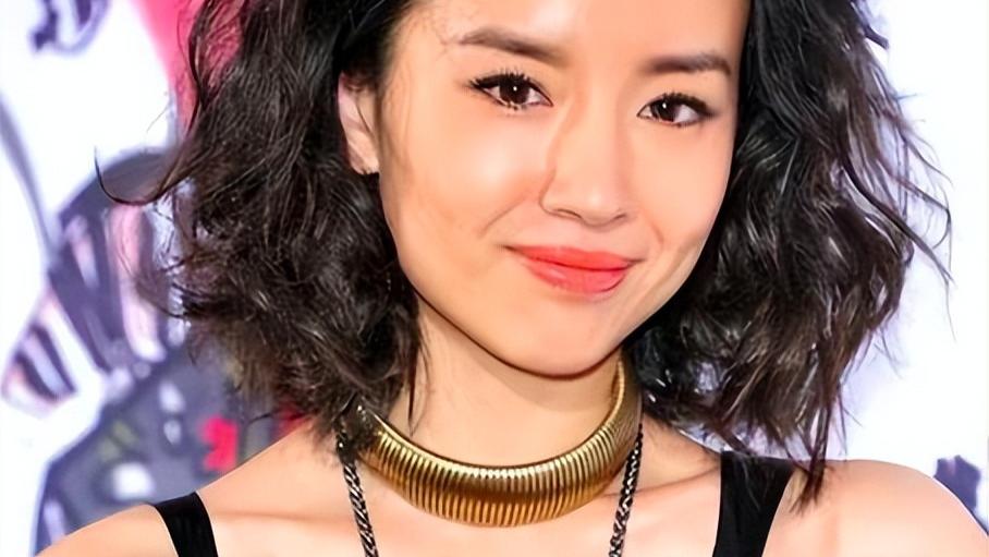 董洁|长相清纯却硬凹妩媚形象，董洁新造型翻车，老气横秋秒变阿姨！