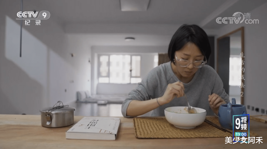 中国“断舍离女孩”火上央视!88㎡仅6件家具,吃饭靠“以物易物”!