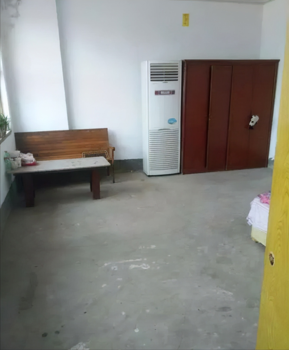 晒晒我的农村婚房,卧室水泥地,家具是二手,还有比这更寒酸的吗