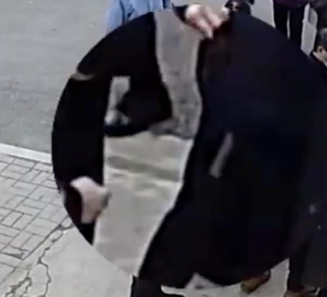 欲离婚夫妻街上拉扯,路过警察发现男子腰间藏斧头存隐患将其制服