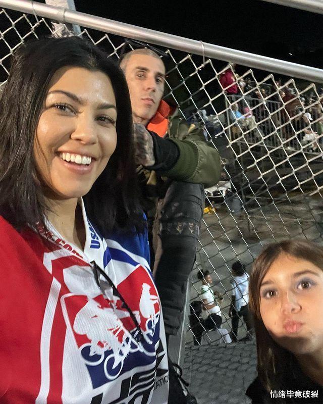 金·卡戴珊|43岁卡戴珊大姐跪趴沙发，“虎背”上拔罐印抢镜，肉乎乎后更自信