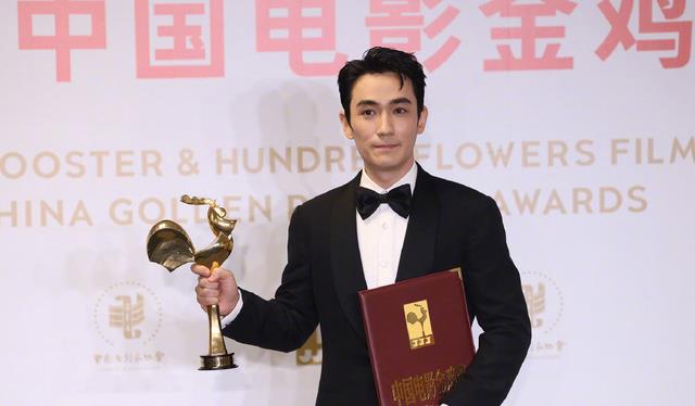 朱一龙|金鸡奖:朱一龙拿影帝台下男星偷偷撇嘴,奚美娟时隔31年再拿影后