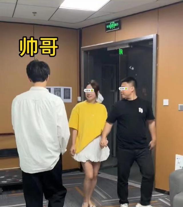 女子看帅哥被男友发现,男子拉着她走到帅哥面前,让她一次看个够