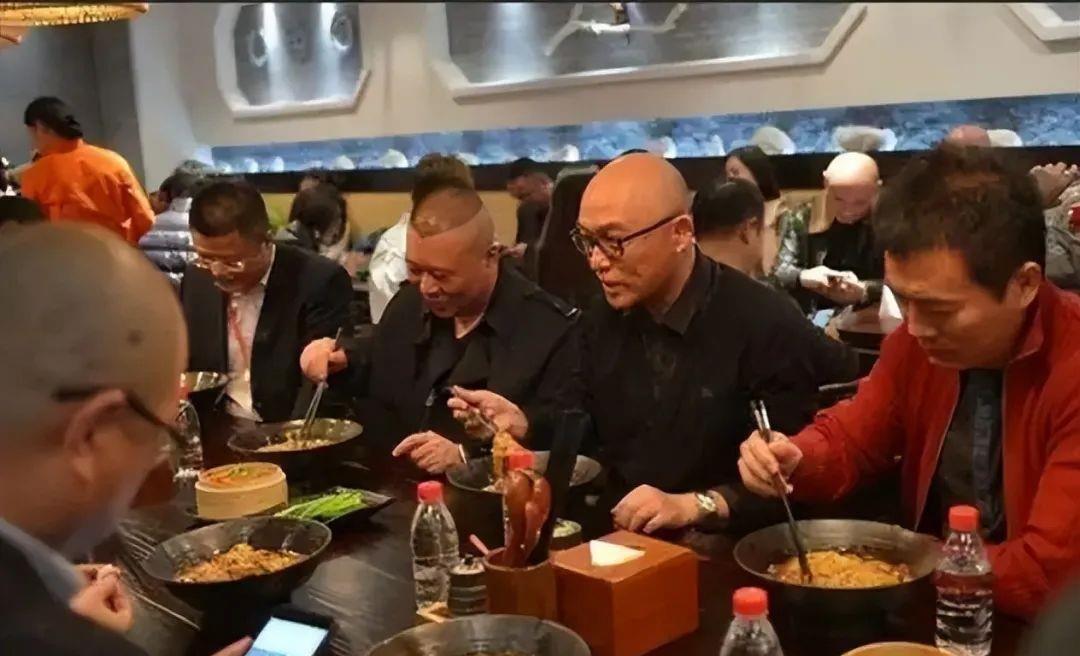 明星|一盘毛肚380、成本4块卖上千，这些明星坑起粉丝来真不手软