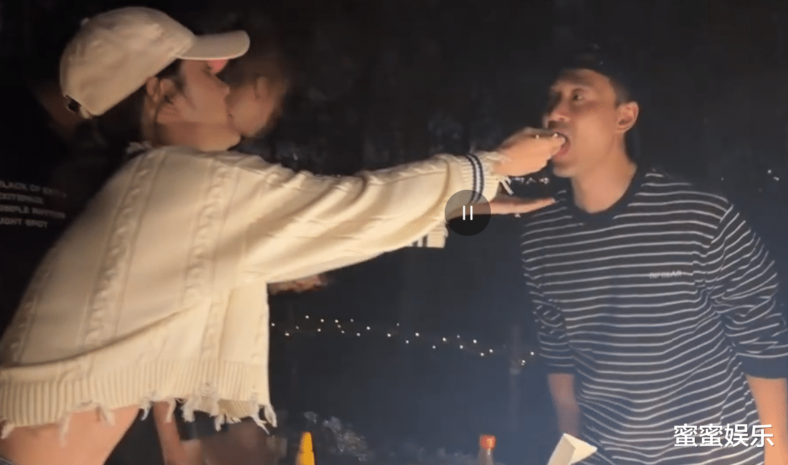 林峰|林峰携妻女露营，2岁女儿会拿筷子了，吴卓羲喂张馨月吃肉显尴尬