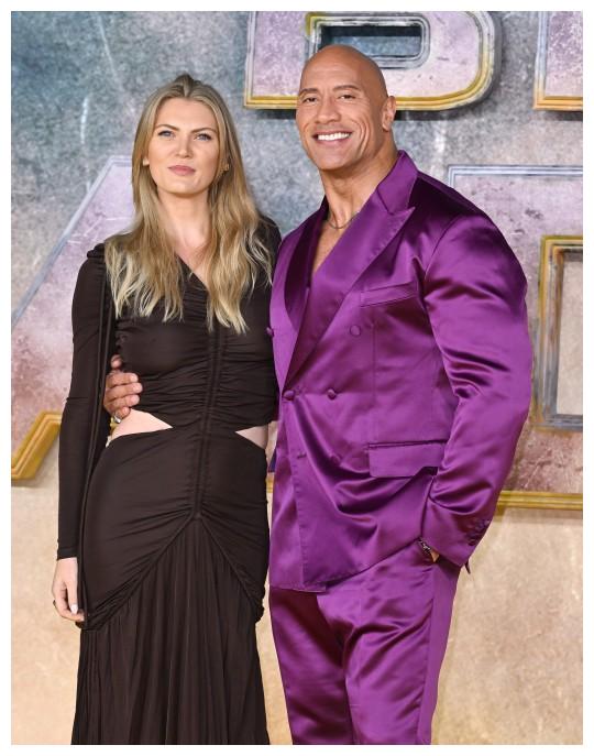 道恩·强森|50岁巨石强森拥吻007丹尼尔之女,30岁艾拉一袭露背装大秀小蛮腰