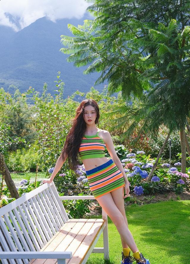 宋妍霏|苍山脚下，宋妍霏冷秋拍摄夏日写真，为了时尚真够拼的