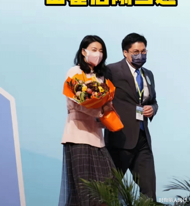 发型 郭晶晶换新发型颜值狂飙!素颜亮相都超级美,气质更有豪门阔太范