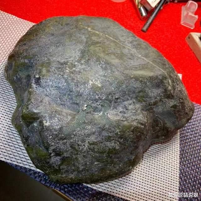 梅花|龙哥说翡翠：挑选翡翠原石的小技巧你知道吗？