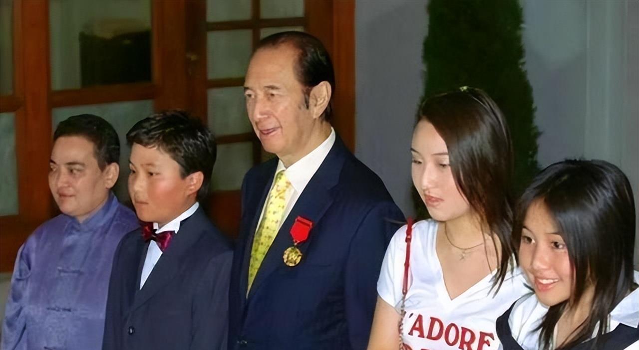 赌王|何猷邦到底是谁的儿子，赌王为何将他托付给何超琼，而非生母四太