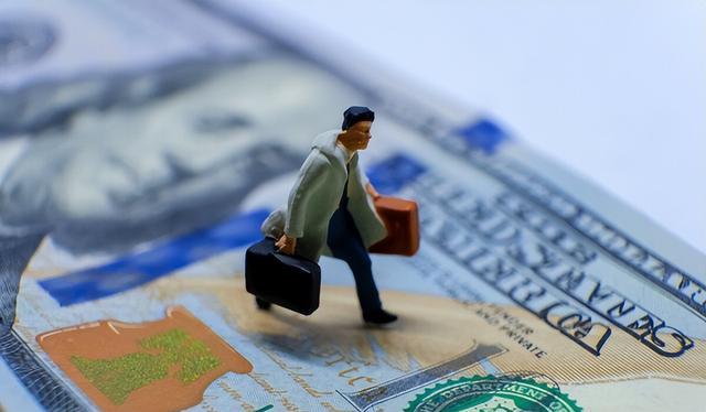 啃老族|努力工作也能沦为“啃老族”,社会发生变局,啃老成了常态