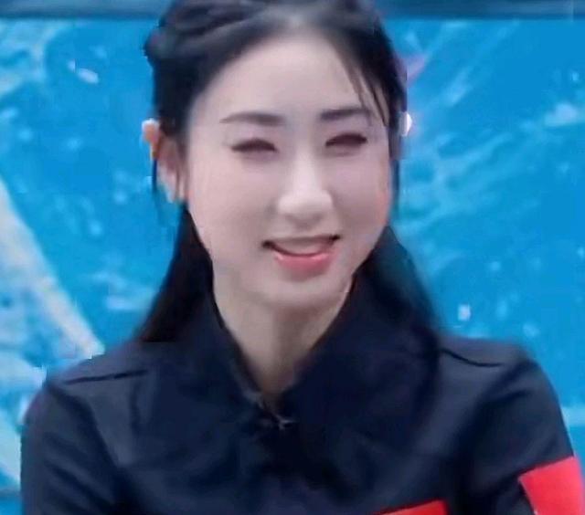 朱易|陈虹伊被主持人夸得害羞捂脸！这赞誉太高了，被朱易取代又能如何