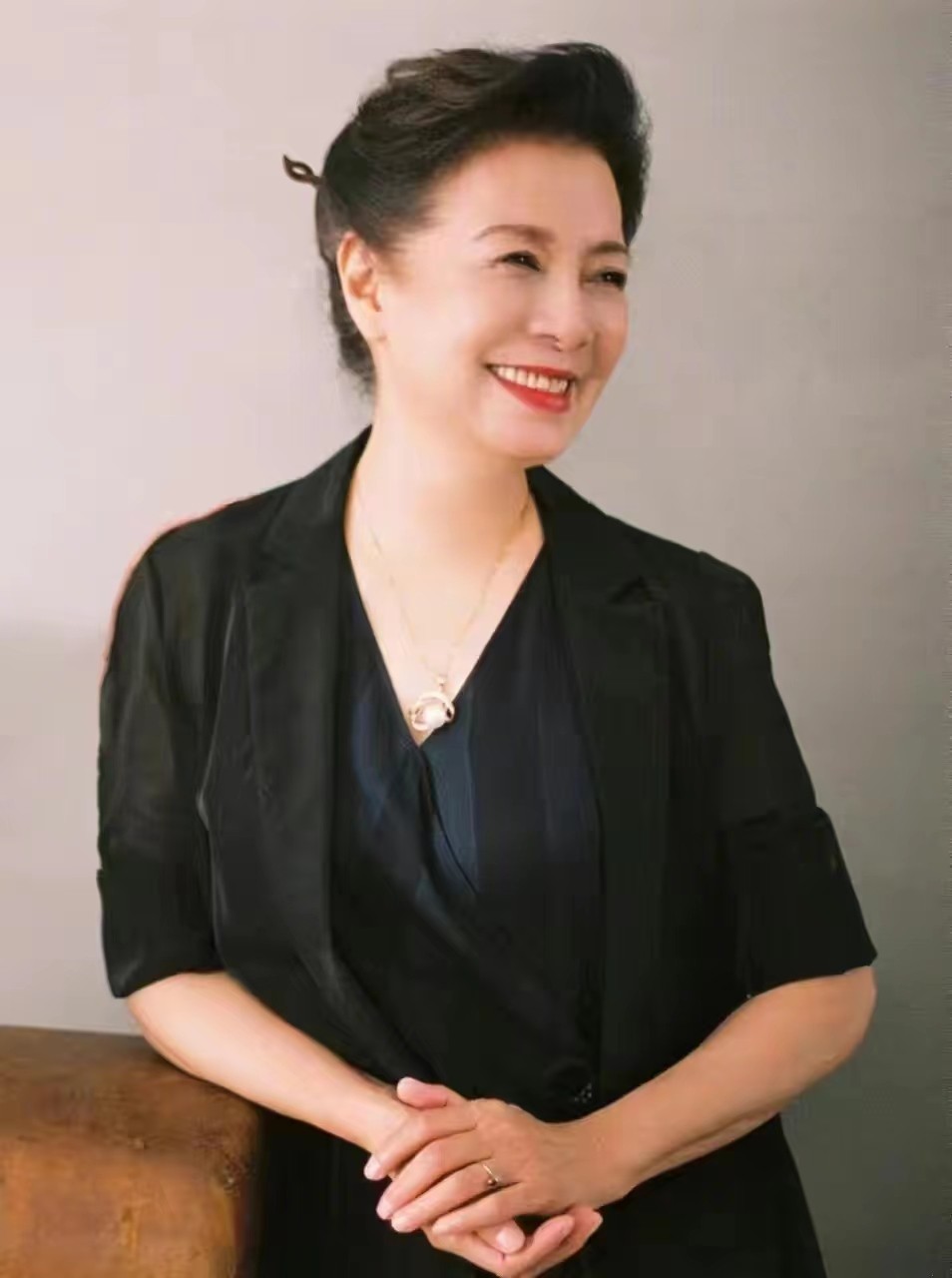 陈数 陈数晒出全家福,79岁妈妈端庄优雅颜值颇高,气质出众不输女儿