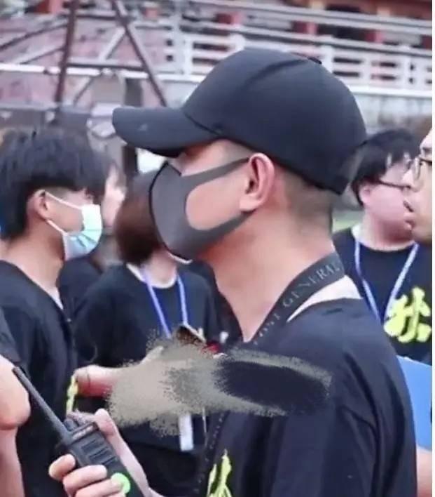 话剧|马伊琍现身看文章话剧!穿背心大秀火辣身材,离婚3年曾多次合体