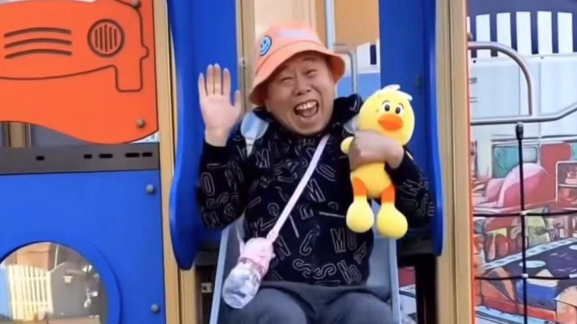 潘长江|潘长江举止惹争议！打扮似孩童玩游乐园，不顾印象被指老不着调