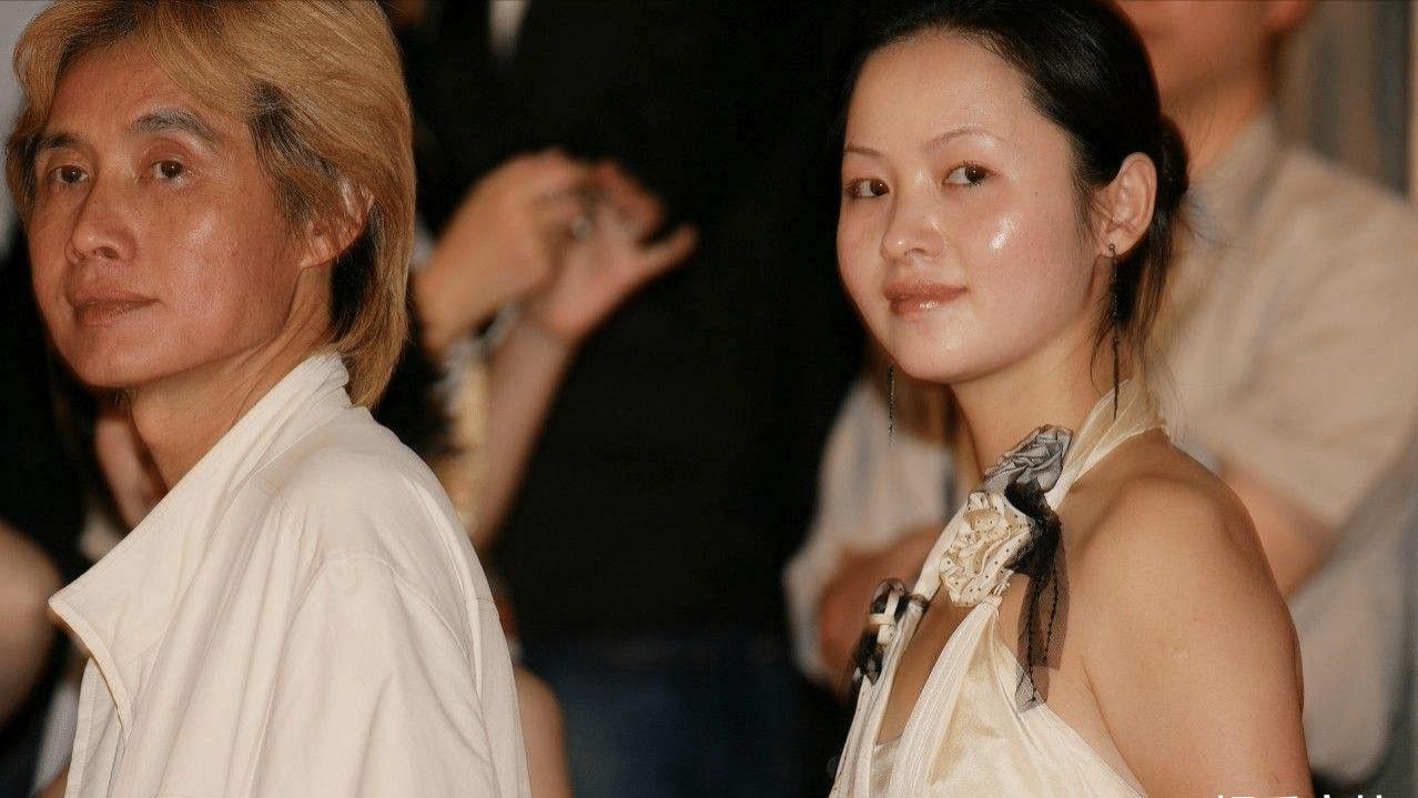 邓建国|花心富豪邓建国狂追洪欣后不久，又移情别恋，与车模干露露订了婚