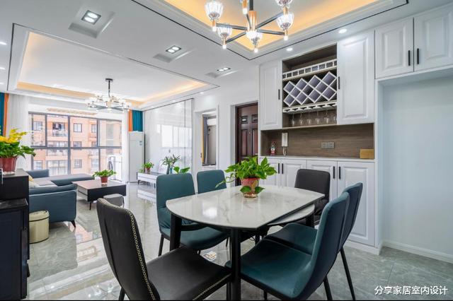 93平新房,装修现代简约风格,吊顶贴金属线条很时尚,特别大气!