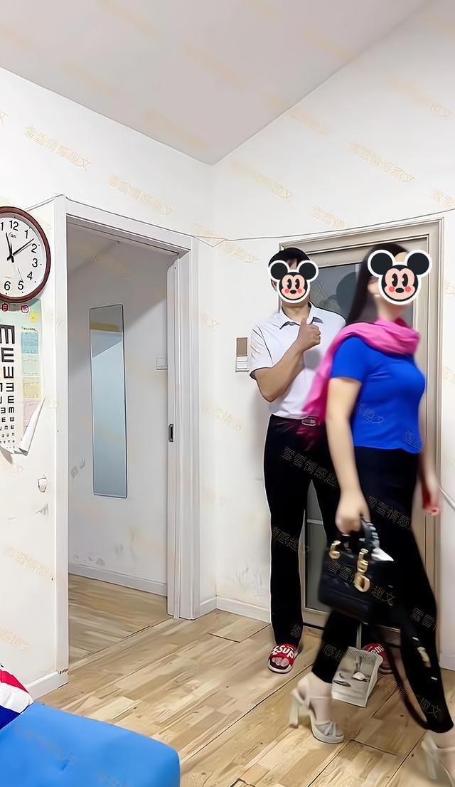 一男子嫌自己的妻子穿得太漂亮,不让她出门:你不换衣服休想出去