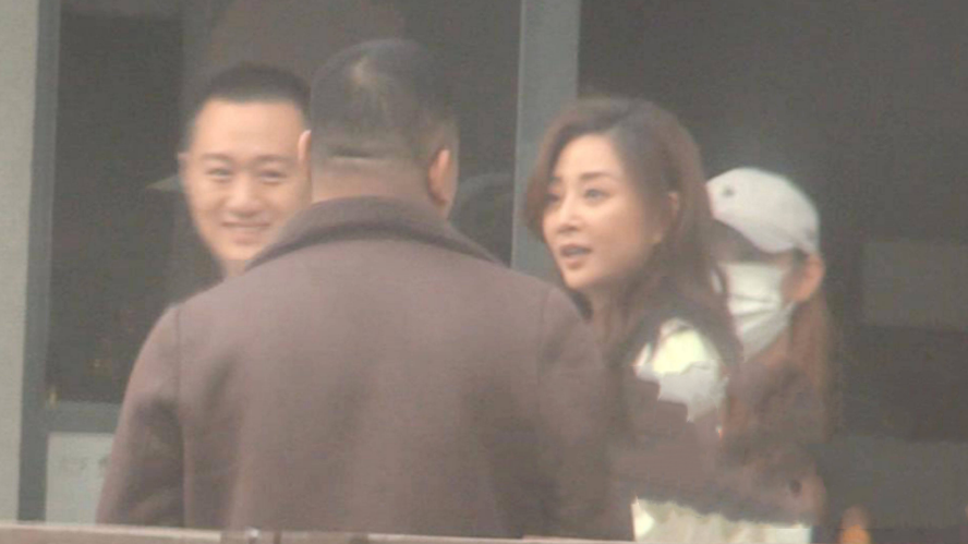 陈情令|殷桃美貌难藏，42岁仍有男粉追求，她全程露笑配合合影