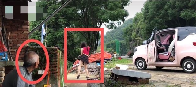 女子乡间路边停车,一身短裙露脐,下车后狂飙热舞,大爷淡定目视