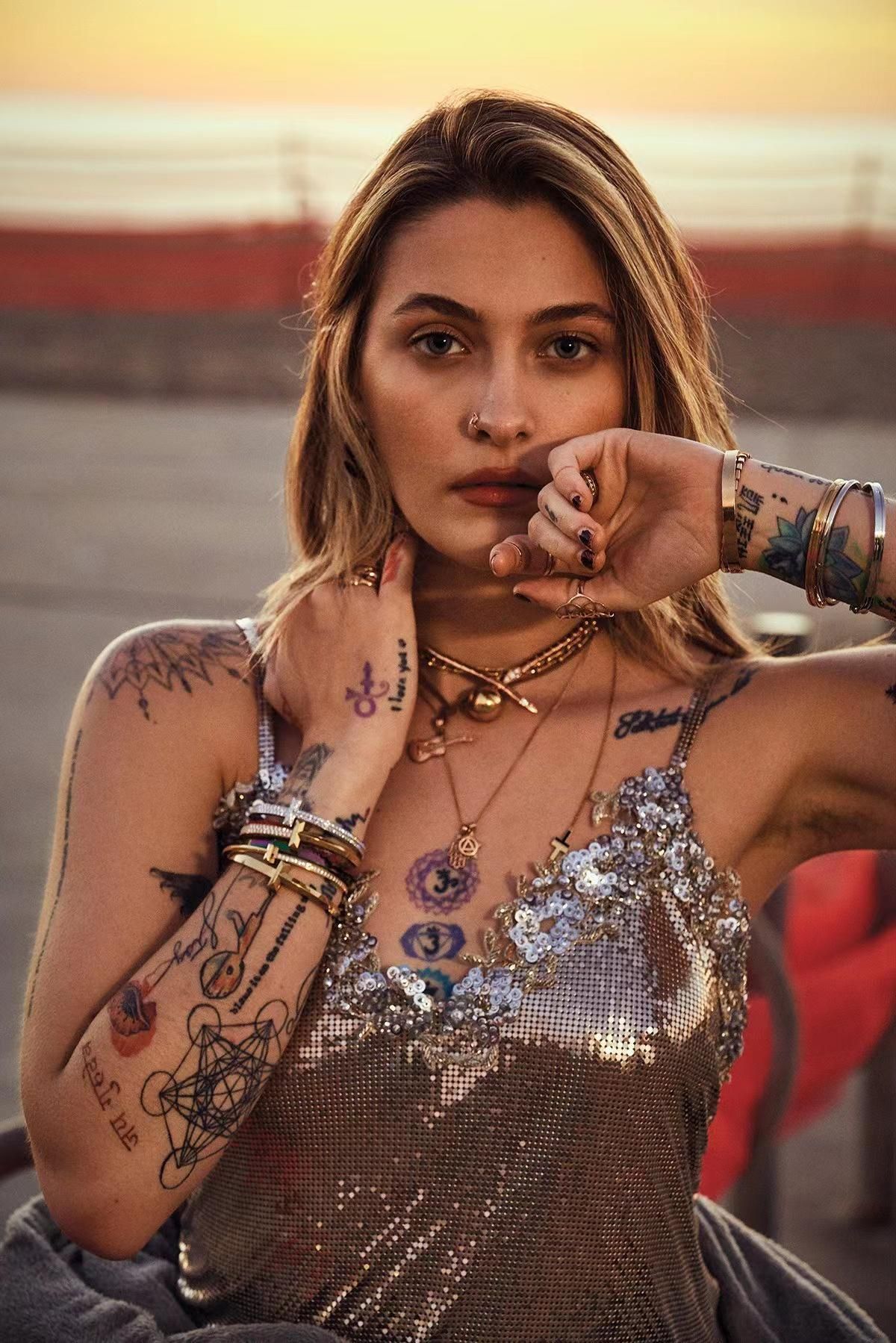 明星|迈克尔杰克逊女儿终于长大！印花长裙貌美如花，身材和女明星没差