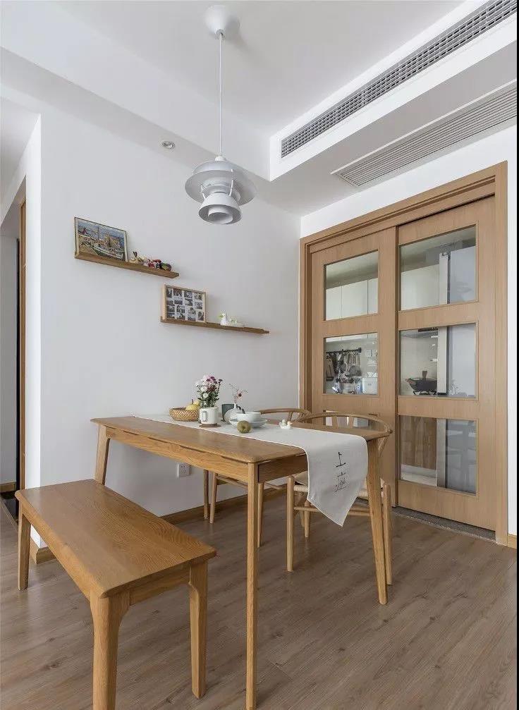 120㎡两居室，融合了北欧与美式元素的风格，让你人倍感舒适。