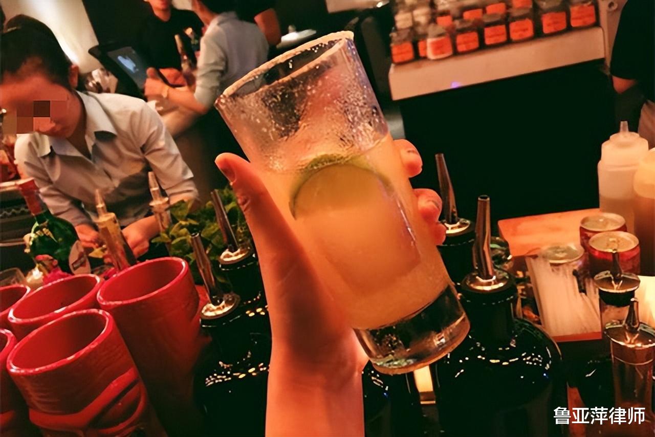 案例:貌美女子醉酒遭人“捡尸”,于家中崩溃报案,三人涉案被抓