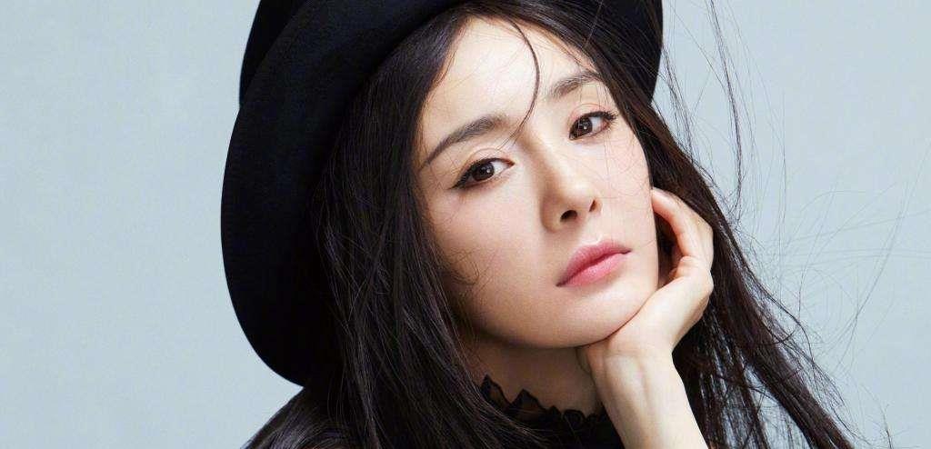 杨幂|杨幂穿性感内衣的新闻又上了热搜，网友却怒批她只会宣传身材美貌